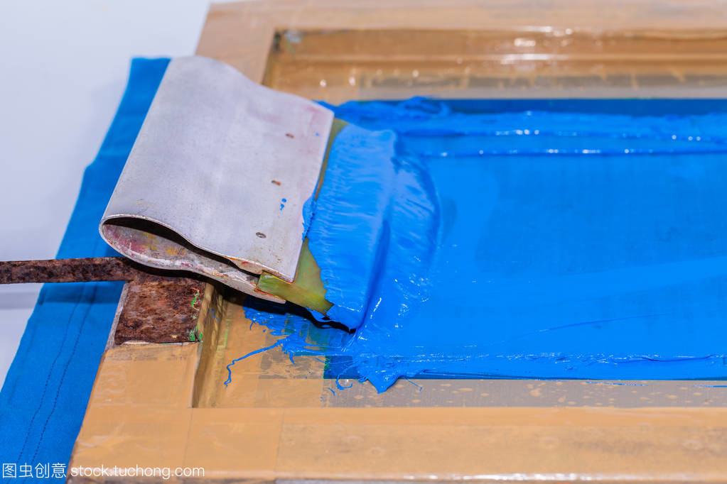 用藍(lán)色 t恤衫制作彩色印刷的手工絲網(wǎng)印刷